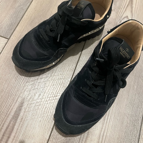 Sneakers - Picture 1 of 4